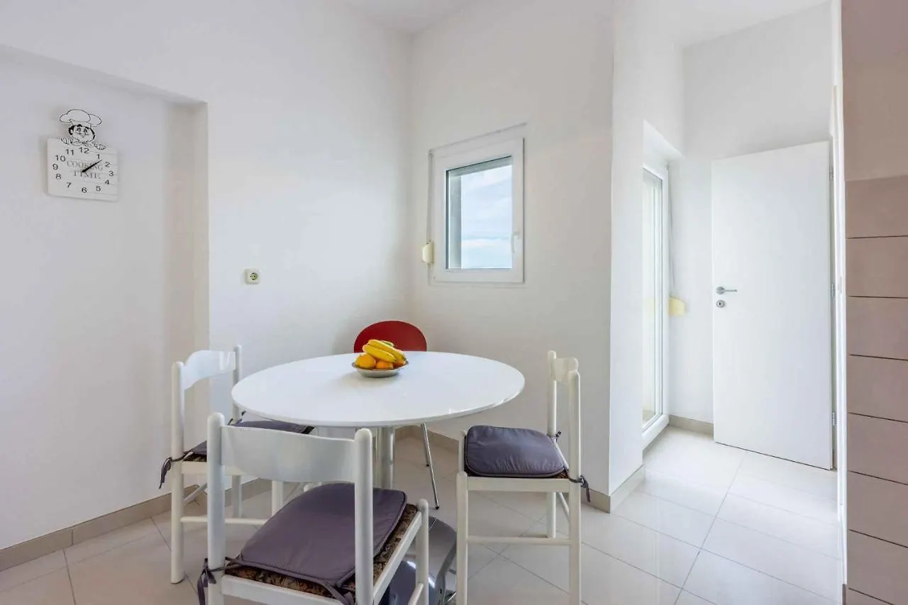 Apartment In Dramalj 39040